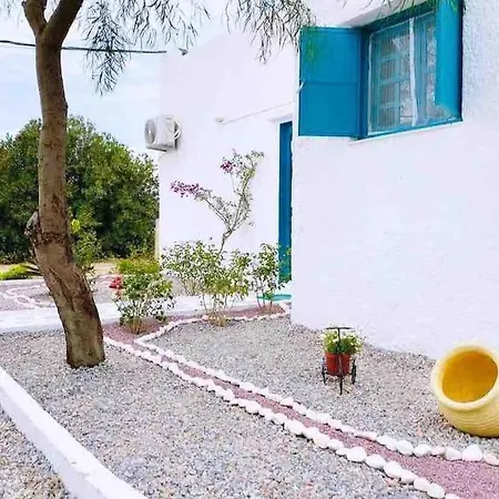 بيت للعطل Unique Beachfront House - Private Garden *