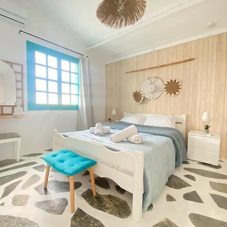 Unique Beachfront House - Private Garden بيت للعطل *