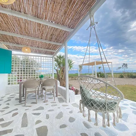 Unique Beachfront House - Private Garden بيت للعطل Analipsis (Messinia)