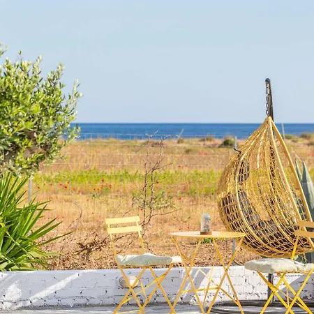 Unique Beachfront House - Private Garden Σπίτι διακοπών