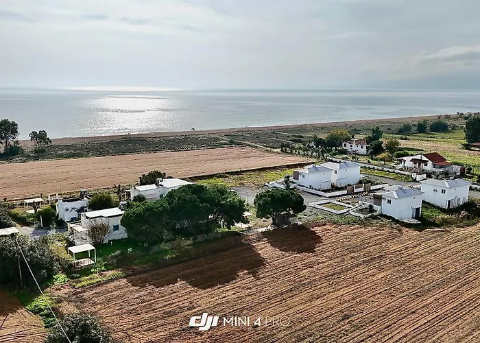 Unique Beachfront House - Private Garden Vakantiehuis
