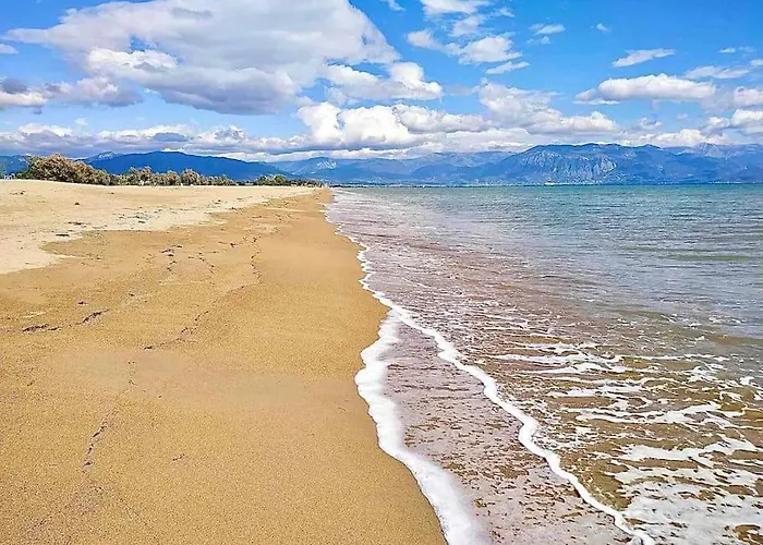 Unique Beachfront House - Private Garden Casa de Férias