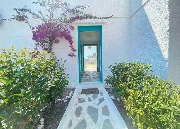 Unique Beachfront House - Private Garden Vakantiehuis *