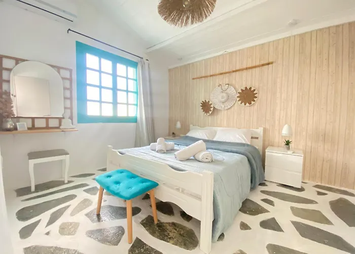 Unique Beachfront House - Private Garden Vakantiehuis *