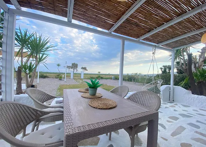 Unique Beachfront House - Private Garden Vakantiehuis